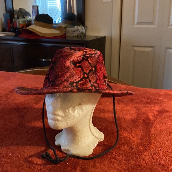Black and red hat designer - Picture 3 of 12